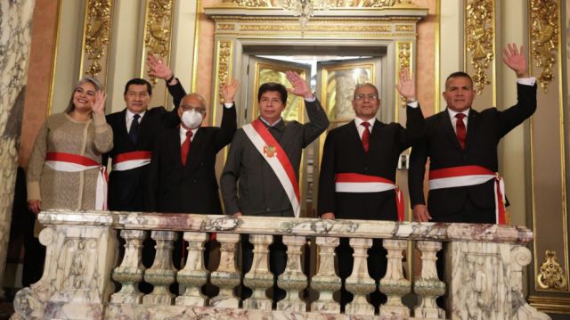 Pedro Castillo sustituye a cuatro ministros