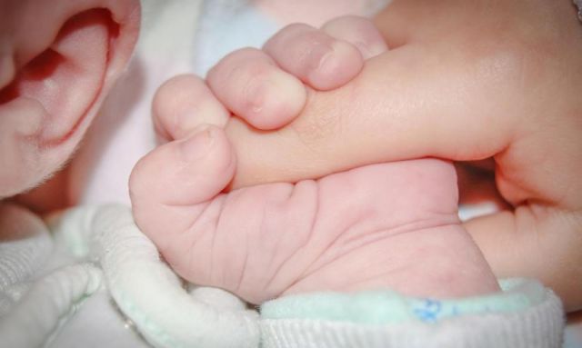Padres en estado de ebriedad estaban con un bebé en brazos
