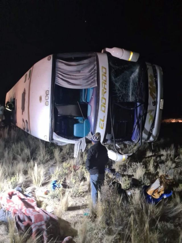 Al menos un fallecido y 15 heridos tras accidente del flora que iba de Sucre a La Paz