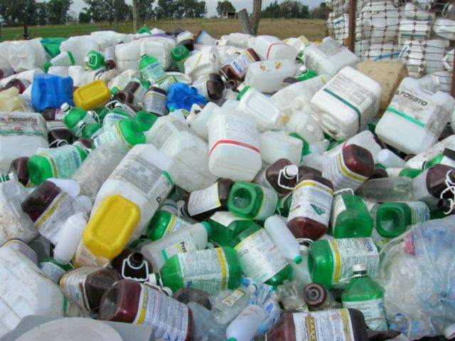 Millones de envases de agroquímicos sin reciclar intoxican Argentina