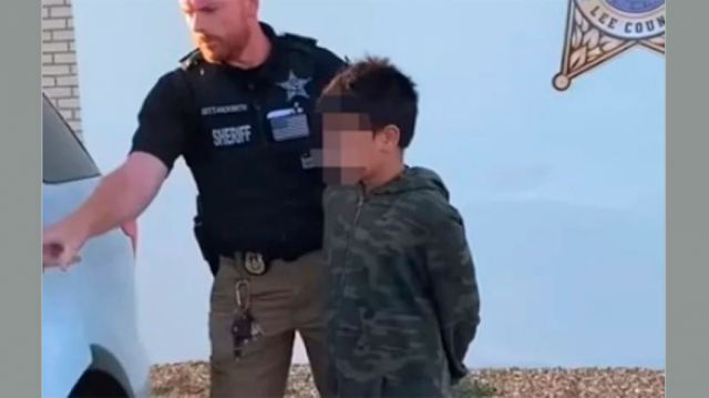 Detienen a niño de 10 años que amenazó con un tiroteo masivo en Florida