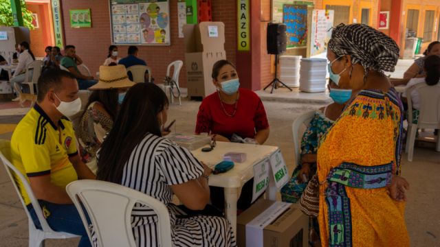 Fuerzas políticas definen alianzas a Petro y Hernández