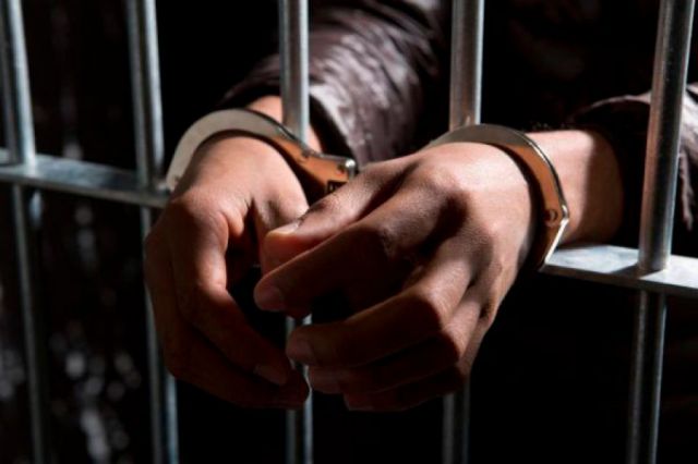 Dan 22 años de cárcel a un policía que violó a su hijastra
