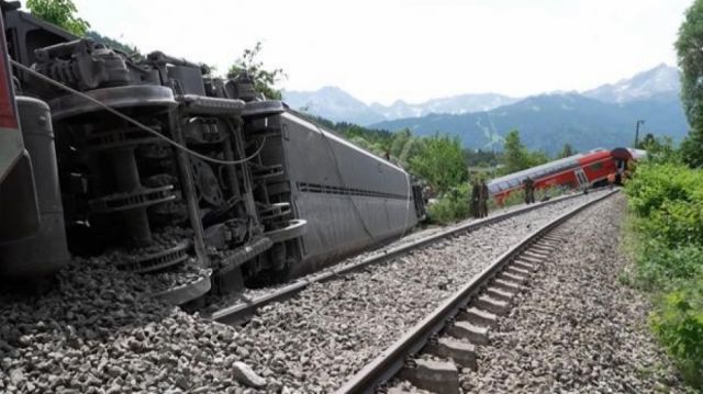 3 muertos y decenas de heridos al descarrilar un tren de pasajeros en Alemania