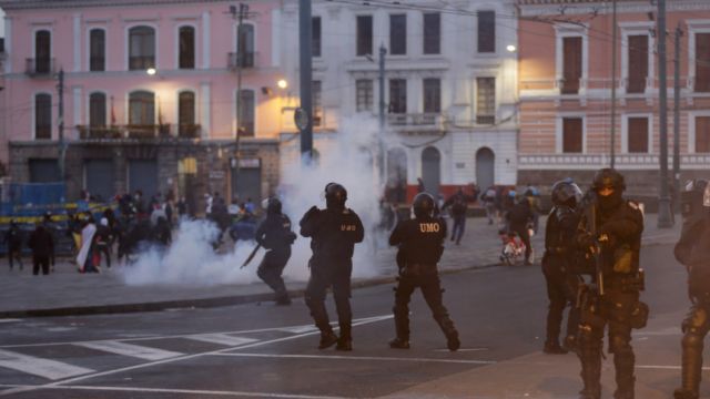 Policía de Ecuador reprime a los manifestantes indígenas