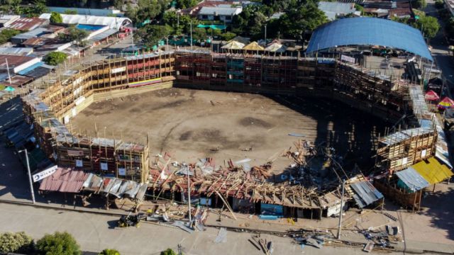 Lo que se sabe del trágico desplome de una improvisada plaza de toros en Colombia que dejó 4 muertos y más de 300 heridos