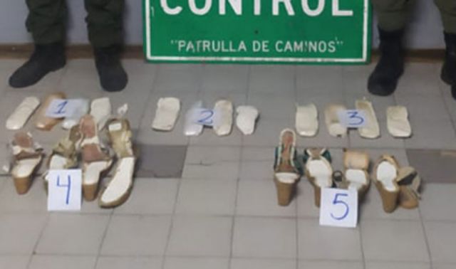 Bolivianas llevaban droga oculta en las plantillas de sus zapatos; las detuvieron en Argentina