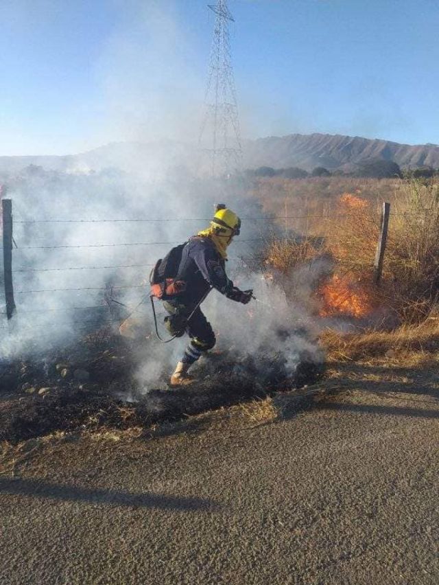Bomberos sofocan incendio en Sella Cercado