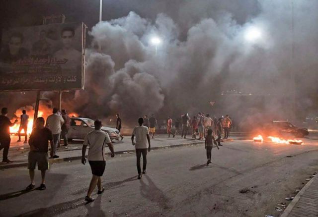 Manifestantes irrumpen y prenden fuego al Parlamento en Libia