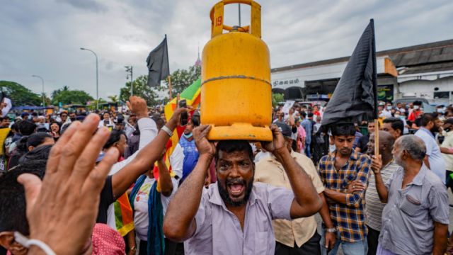La peor crisis en la historia de Sri Lanka, marcada por escasez de comida y violentas protestas