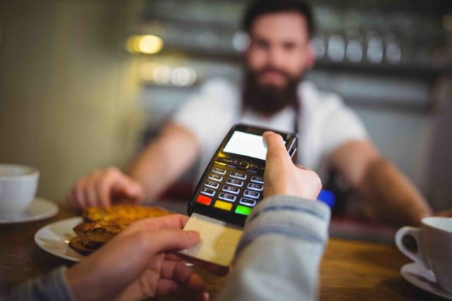 Las cuentas bancarias y los pagos digitales acortan la brecha de género