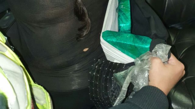 Detienen en Argentina a dos bolivianas que ocultaban 15 kilos de droga entre sus prendas y carteras