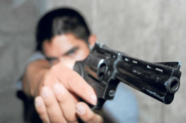 Antisociales asaltaron y amenazaron con arma de fuego a una adolescente