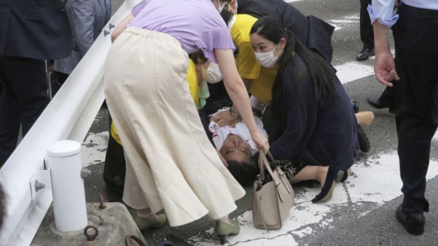 El ex primer ministro nipón Shinzo Abe resulta gravemente herido tras el intento de asesinato