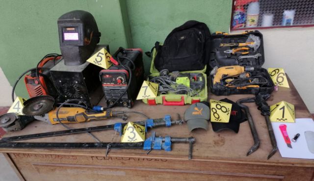 Capturan a dos ladrones que se disfrazaban de albañiles para robar herramientas de construcción