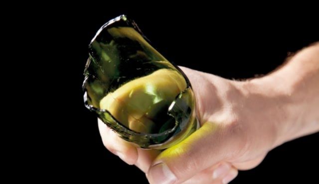 Una pareja atacó a un hombre con una botella rota