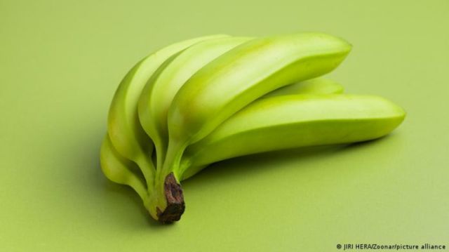 Comer una banana verde al día podría evitar el cáncer, sugiere estudio