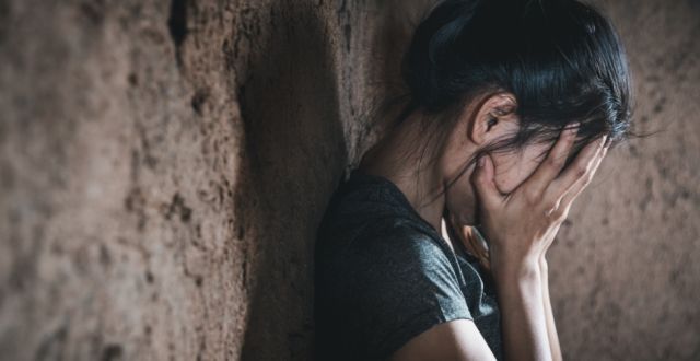 Piden capturar a mujer que se llevó a su hija fuera del país
