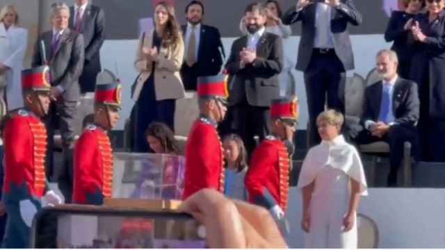 Critican a Felipe VI por no levantarse ante la espada de Simón Bolívar en Colombia