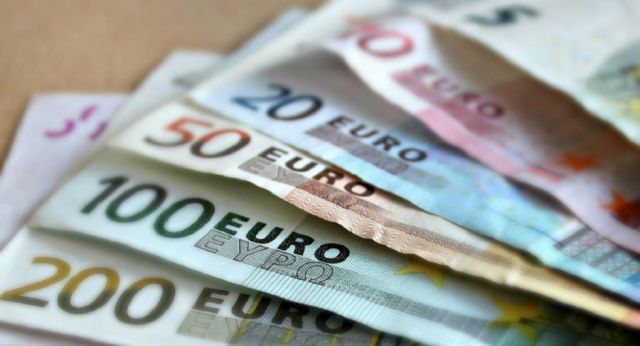 Euro se estabiliza alrededor de los 1,02 dólares