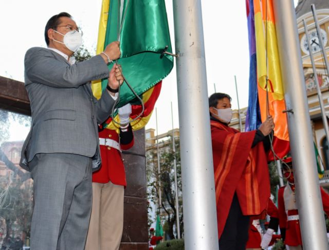 Gobierno rinde homenaje a la bandera nacional y a la Wiphala