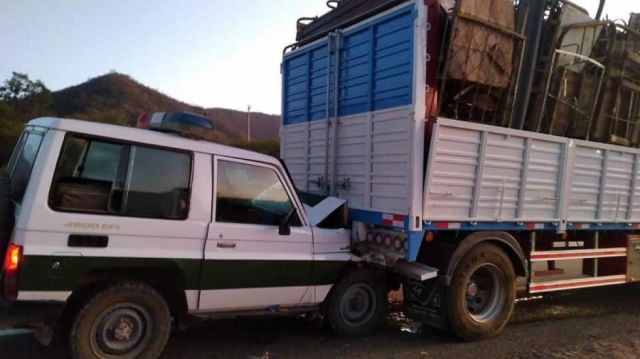 Policía colisiona con un camión estacionado en Entre Ríos