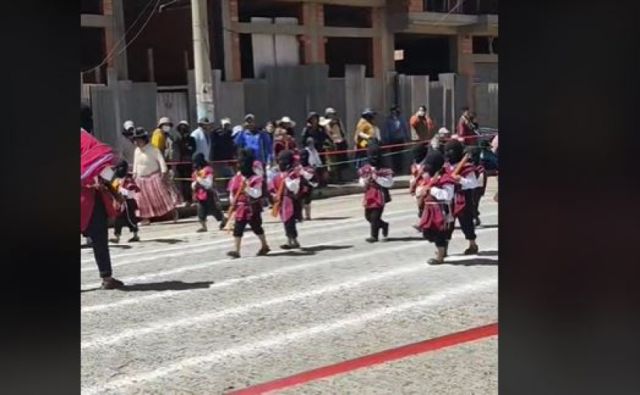 Desfile de niños encapuchados con armas de juguete indigna en redes sociales