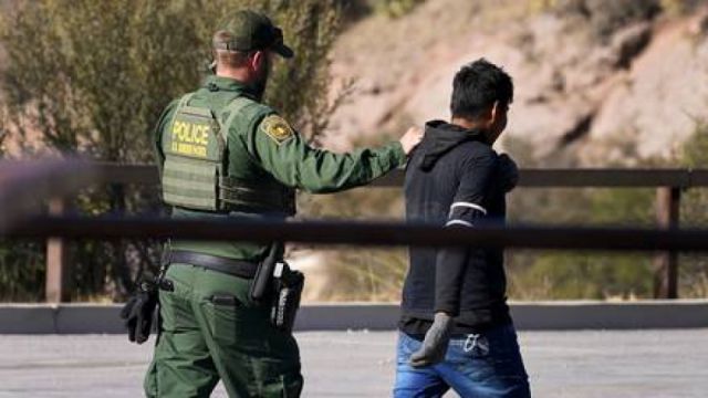 EEUU: interceptan un tráiler con 150 migrantes