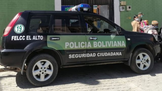 Aprehenden a una joven acusada de matar a su pareja; lo golpeó con una botella y le cortó en la parte genital