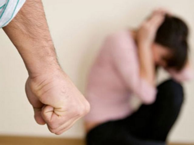 Liberan a sujeto que golpeó a su pareja en su auto en Bermejo
