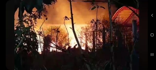 Mala manipulación de pirotecnia provoca incendio en un colegio de Villa Montes