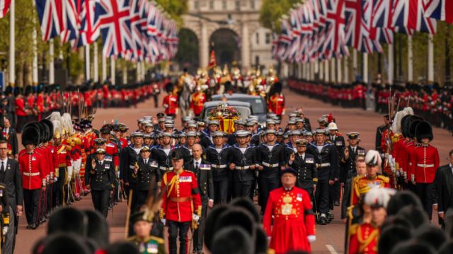 Un coche fúnebre traslada el féretro de la reina al castillo de Windsor (Video)