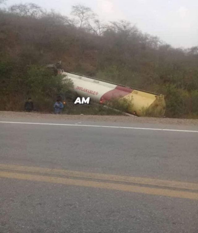 Un camión cisterna se encuneta en la ruta 9 hacia Villa Montes