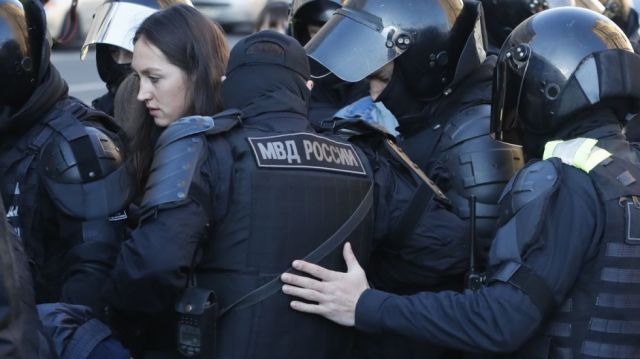 Un hombre con una esvástica en su ropa mata al menos a 15 personas en una escuela rusa