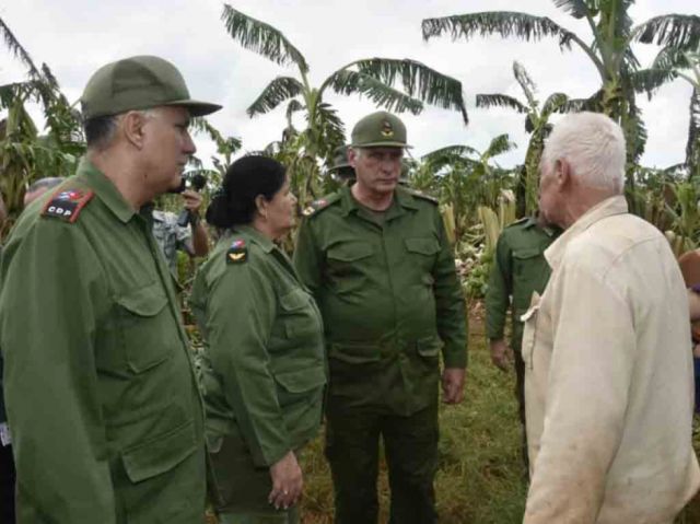 Díaz-Canel visita zonas dañadas por el huracán