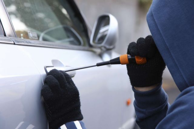 Delincuente forzó la chapa de un auto y se llevó objetos de valor
