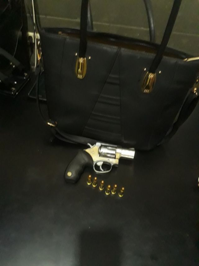 Aprehenden a una mujer con un arma en la cartera