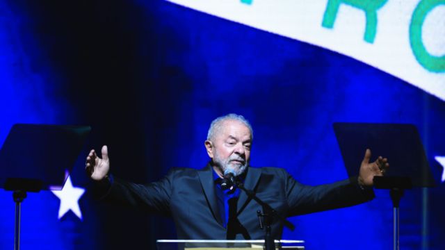 Balotaje en Brasil: Lula vence en una primera vuelta de infarto y enfrentará a un Bolsonaro duro de roer