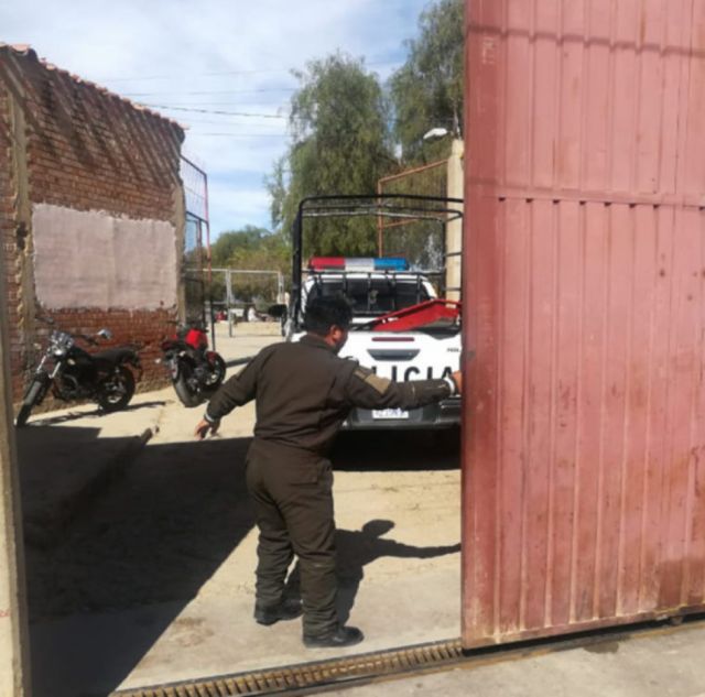 Investigan robo de armas a policías del penal de Tarija