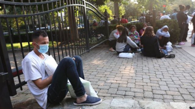 Más migrantes llegan a la residencia de Harris