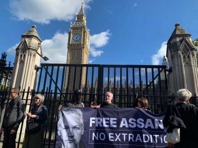 Seguidores de Assange rodean el Parlamento británico