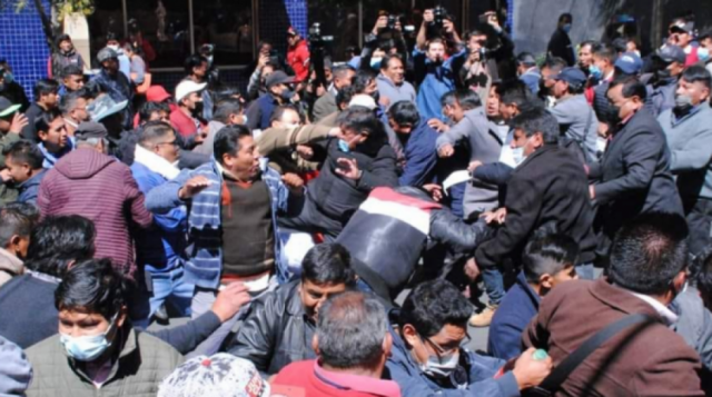 Choferes de El Alto y La Paz se enfrentan con palos
