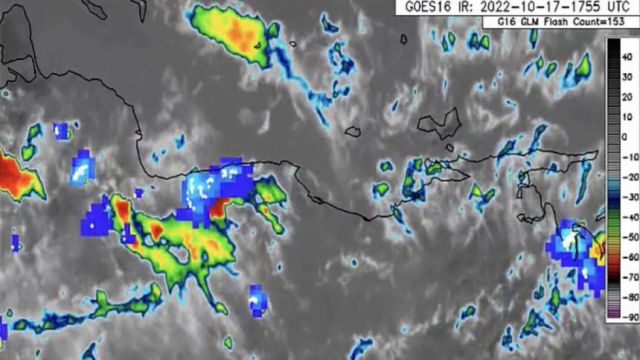 Fuertes lluvias desbordan un río y causan severos daños en el norte de Venezuela (VIDEOS)