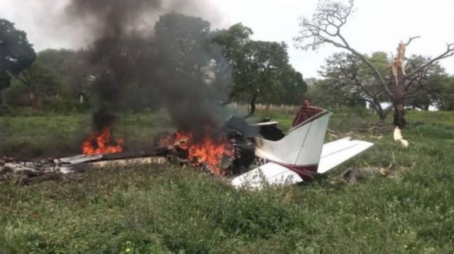 Una avioneta cae a tierra en la ruta a Camiri y deja un muerto y dos heridos