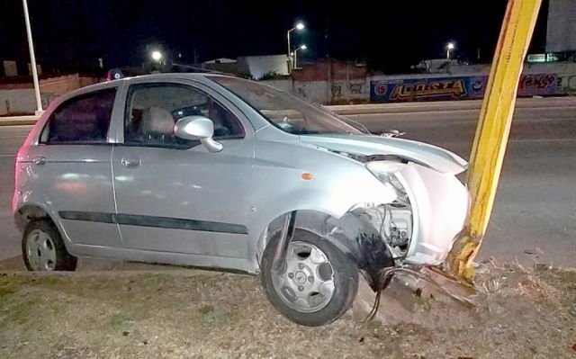 Un conductor chocó y volteó un poste de luz