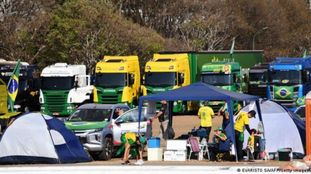 Brasil: Suben a 70 los bloqueos de camioneros por derrota de Bolsonaro