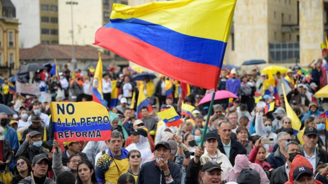 Colombianos se movilizan contra reformas de Petro