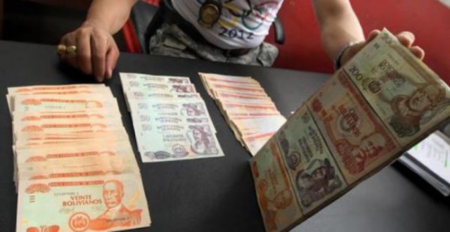 Procesan a un taxista que tenía billetes falsos