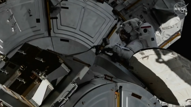 Astronautas de la NASA realizan una caminata espacial de 7 horas