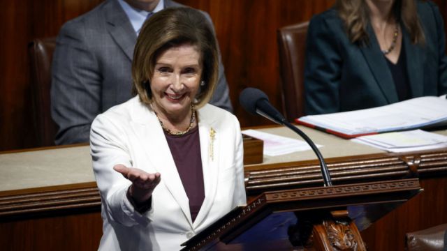 Pelosi renuncia como líder demócrata de la Cámara